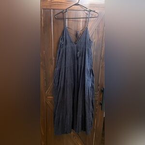 Boden tie back maxi dress worn once
Black
Size 12
Side zip